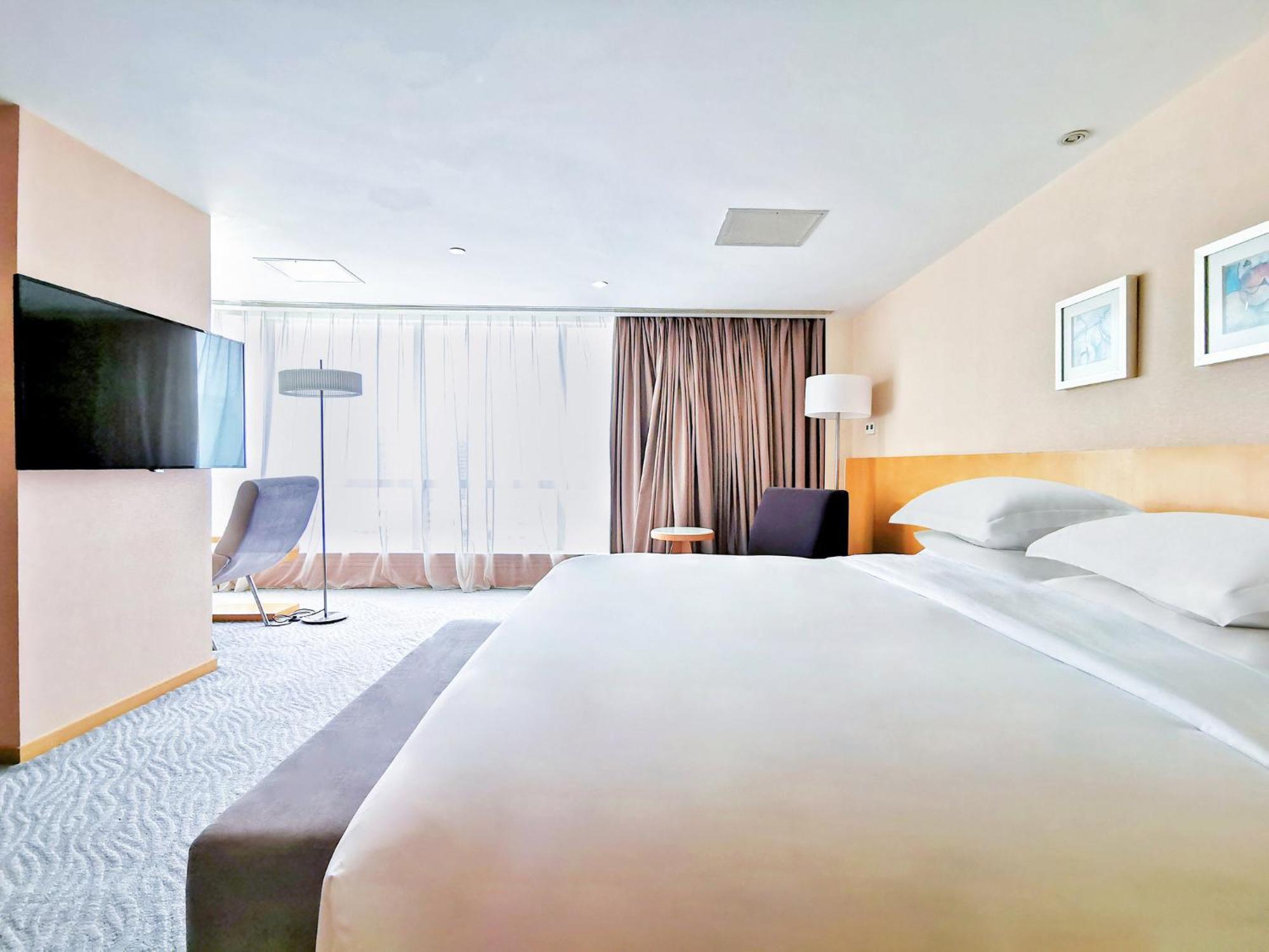 Crowne Plaza Zhuhai City Center By Ihg - Offers Free One-Way Shuttle To Chimelong Ocean Kingdom Екстериор снимка